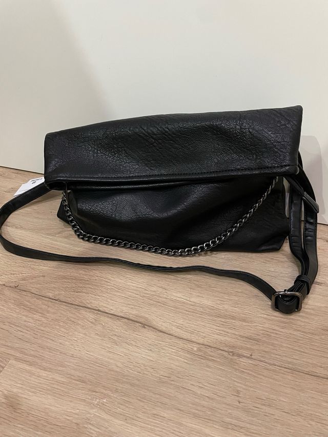Bolso cruzado negro con cadena