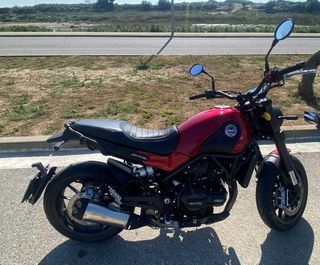 Benelli Leoncino 500 Roja y Negra