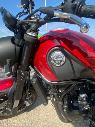 Benelli Leoncino 500 Roja y Negra