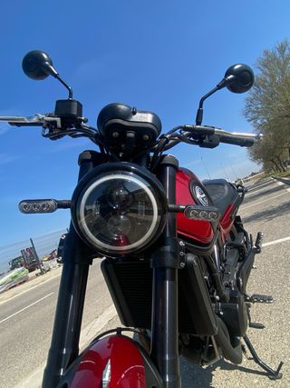 Benelli Leoncino 500 Roja y Negra