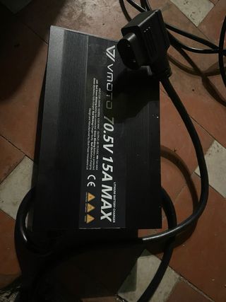 Cargador Vmoto 70.5V 15A MAX