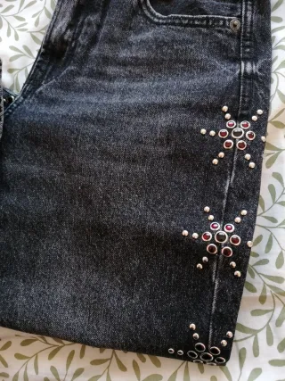 Pantalones vaqueros con tachuelas