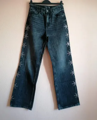 Pantalones vaqueros con tachuelas