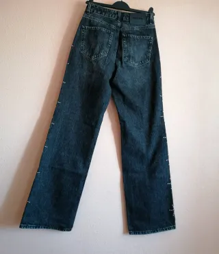 Pantalones vaqueros con tachuelas