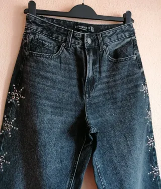 Pantalones vaqueros con tachuelas