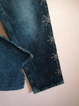 Pantalones vaqueros con tachuelas