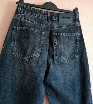 Pantalones vaqueros con tachuelas
