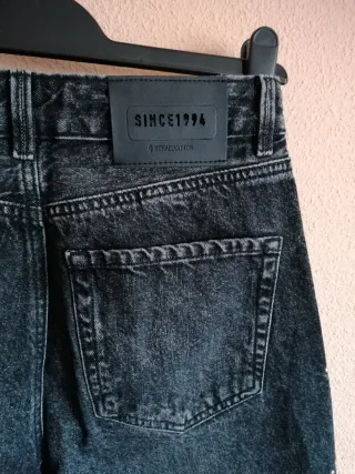 Pantalones vaqueros con tachuelas
