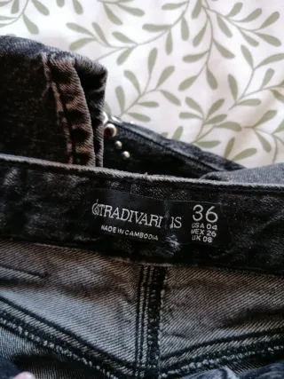 Pantalones vaqueros con tachuelas