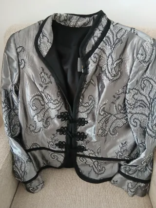 Chaqueta elegante bordada