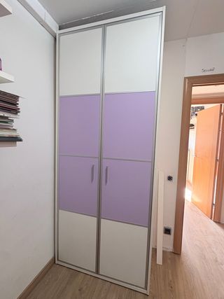 Armario auxiliar morado y blanco