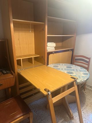 Armario antiguo con cama abatible y mesa