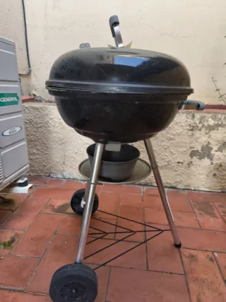 Barbacoa negra con ruedas