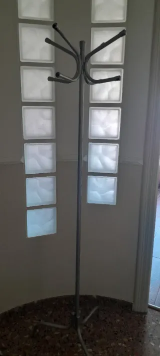 Perchero de pie metálico