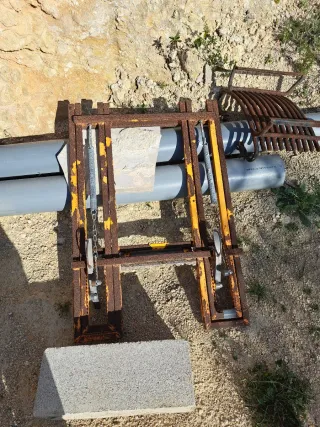 Soporte metálico para cortar leña