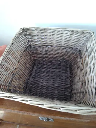 Cesto de mimbre con cojín naranja