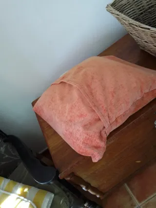 Cesto de mimbre con cojín naranja