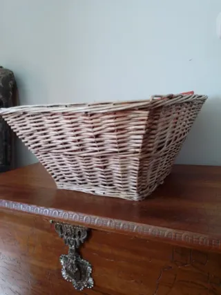 Cesto de mimbre con cojín naranja