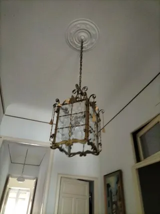 Farol de techo dorado y transparente