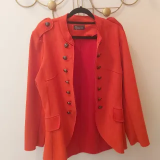 Chaqueta rojo anaranjado estilo militar