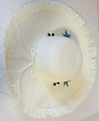 Sombrero de playa blanco con estrellas de mar