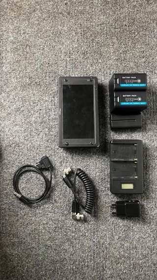 Monitor TVLogic F5A + Baterías y Cargador