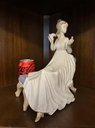 Figura Lladró Mujer Vestido Blanco