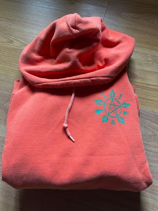 Sudadera naranja con estampado