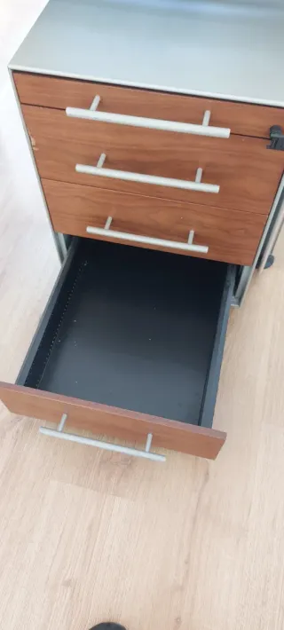 Mesa de oficina con cajonera