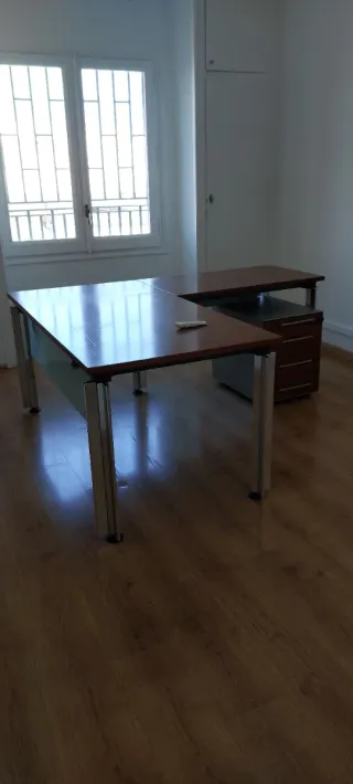 Mesa de oficina con cajonera