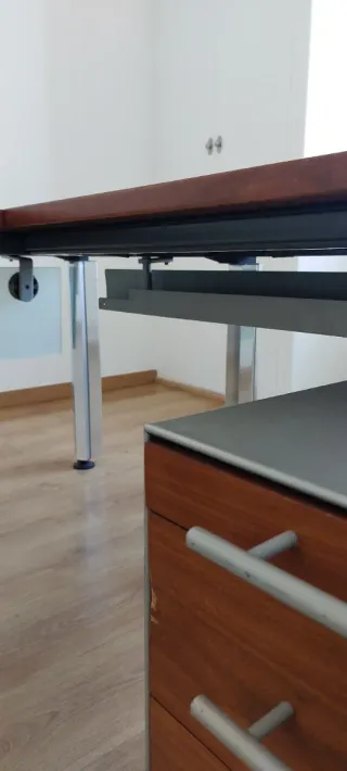 Mesa de oficina con cajonera