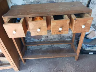 Mesita de madera con 4 cajones