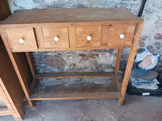 Mesita de madera con 4 cajones