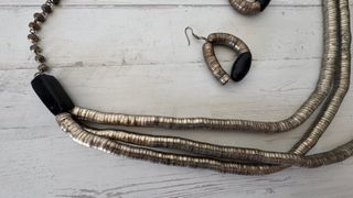 Collar y pendientes plateados