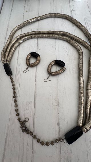 Collar y pendientes plateados