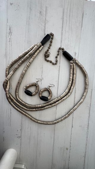 Collar y pendientes plateados