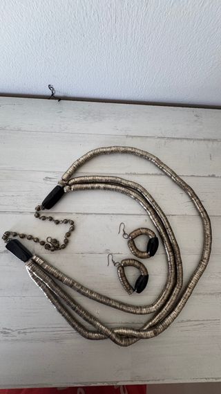 Collar y pendientes plateados