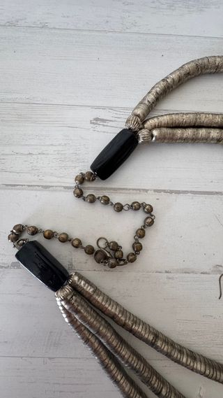 Collar y pendientes plateados