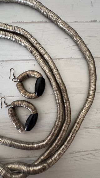 Collar y pendientes plateados