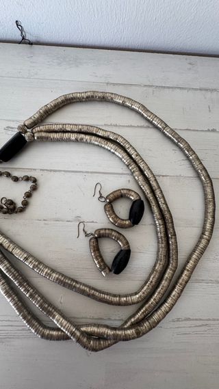 Collar y pendientes plateados