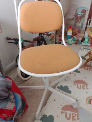 Silla de escritorio naranja y blanca