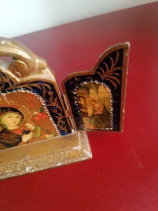 Tríptico religioso dorado