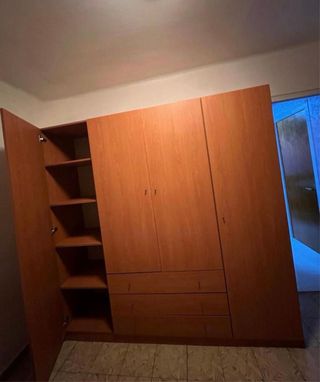 Armario de madera beige y marrón