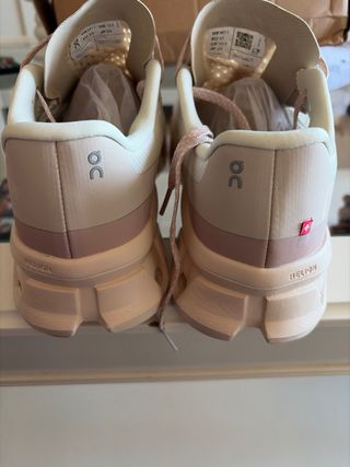 On Cloud Beige/Rosa Zapatillas Deportivas