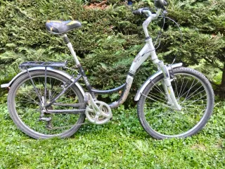 Bicicleta de paseo plateada