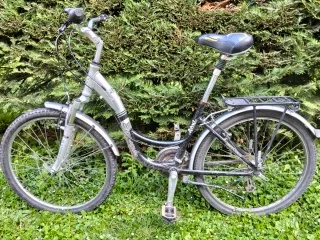 Bicicleta de paseo plateada