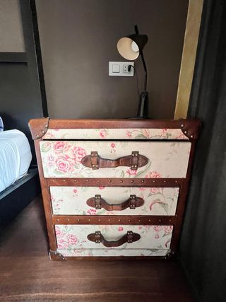 Mesita de noche estilo baúl floral