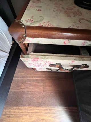 Mesita de noche estilo baúl floral