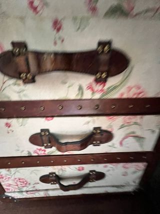 Mesita de noche estilo baúl floral