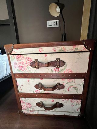 Mesita de noche estilo baúl floral